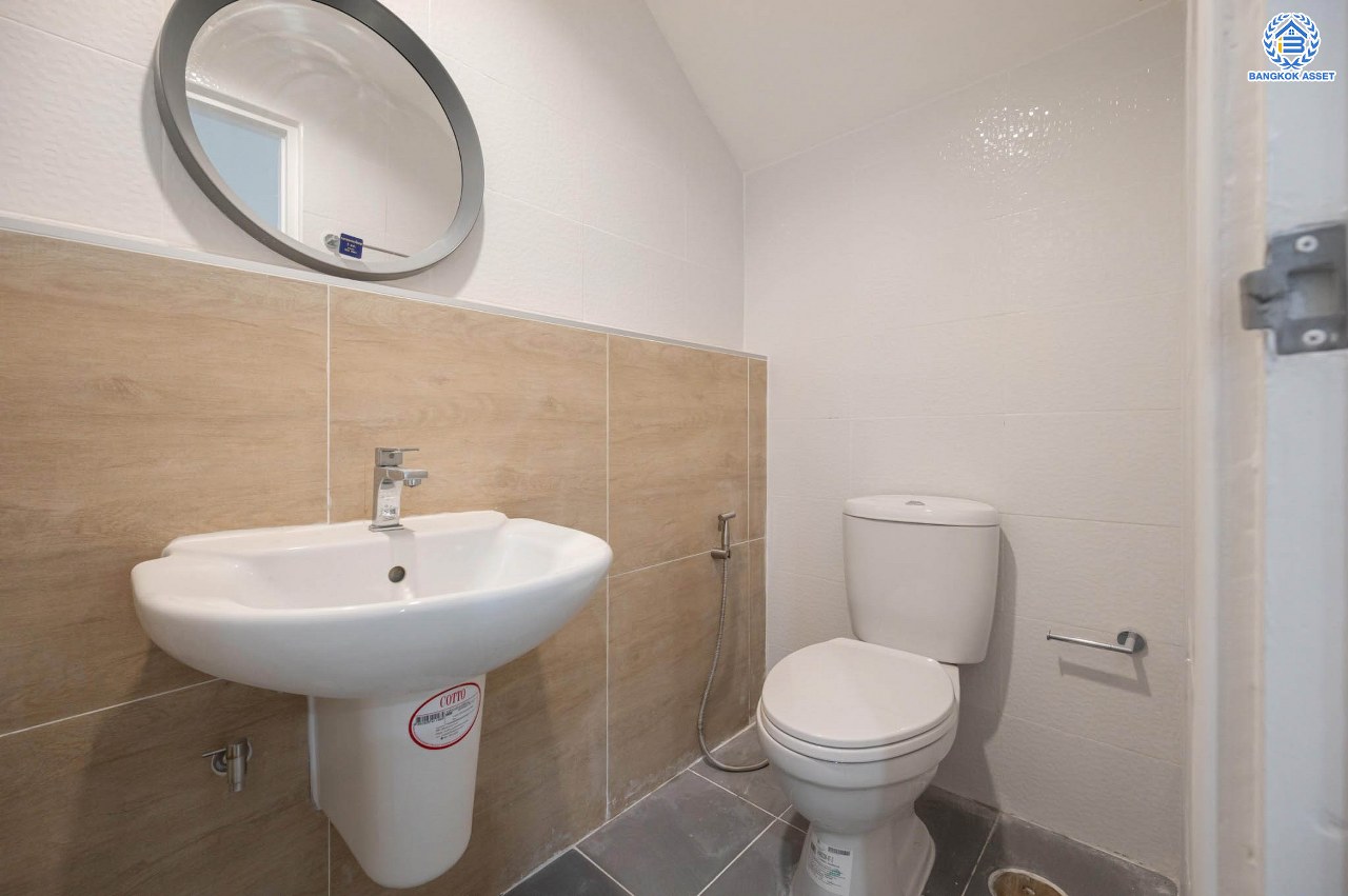 บ้านมือสองตกแต่งใหม่ โครงการ บ้านกลางเมือง มอนติคาร์โล-รัชวิภา เนื้อที่กว้าง 21.3 ตร.ว. ฟังก์ชัน 3 ห้องนอน 3 ห้องน้ำ 1 ห้องอเนกประสงค์ จอกรถได้ 2 คัน พร้อมอยู่ทันที บนทำเลเยี่ยม เชื่อมต่อถนนวิภาวดีรังสิต ใกล้รถไฟฟ้าสายสีแดง "สถานีวัดเสมียนนารี" และทางด่วน "ศรีรัช"